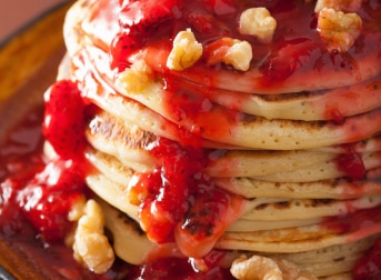 pancakes with strawberry jam and walnuts tasty des PW8EJNC 1 » friendscafe99.com